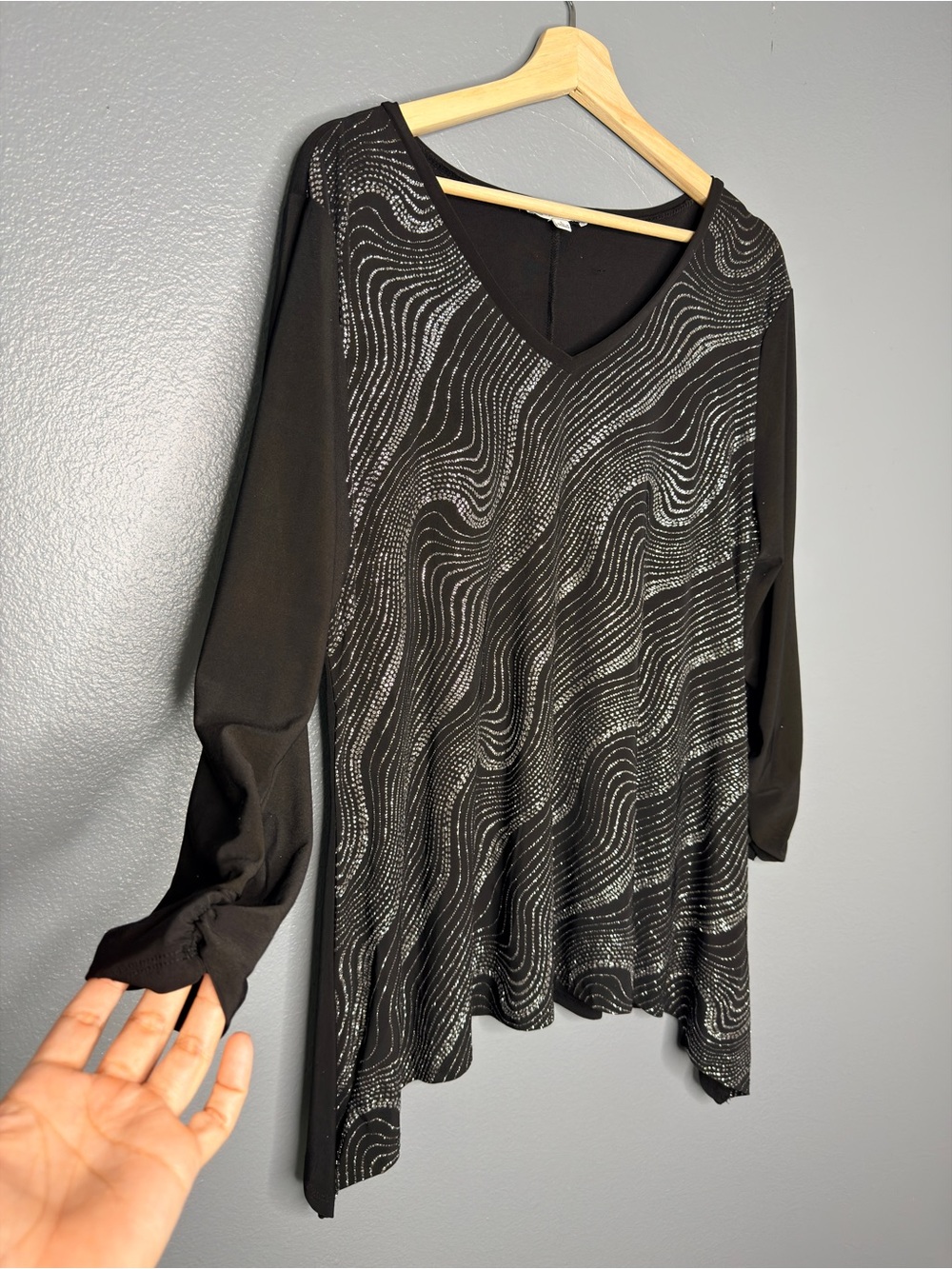Black Elegant V‑Neck Long Sleeve Top with Silver Wave Pattern Large